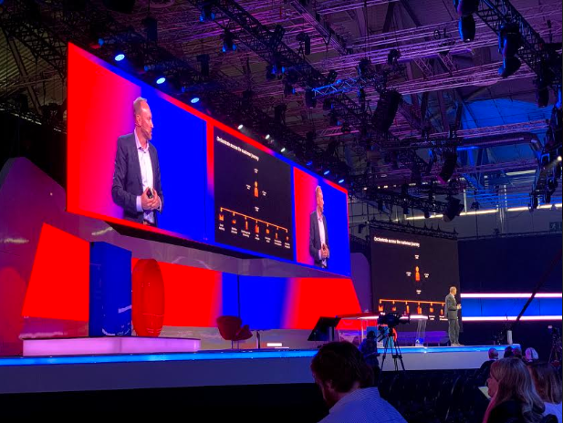 Foto: palestra no palco do DMEXCO 2019. confiança do consumidor.