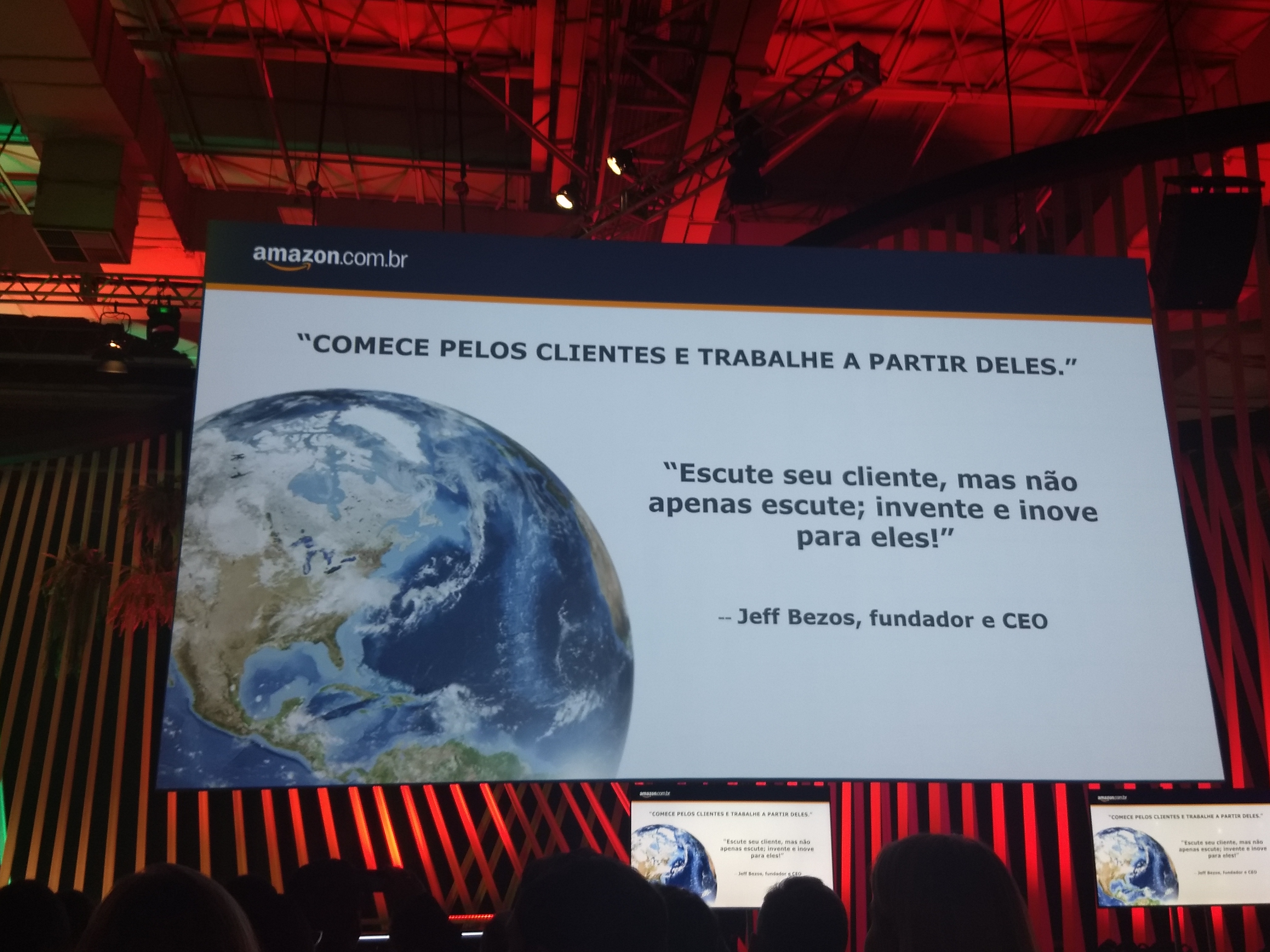 Foto de um slide da Amazon que tem o desenho de um globo terrestre do lado esquerdo e frases que reforçam o pensamento do CEO, sobre trabalhar a partir dos clientes. . 