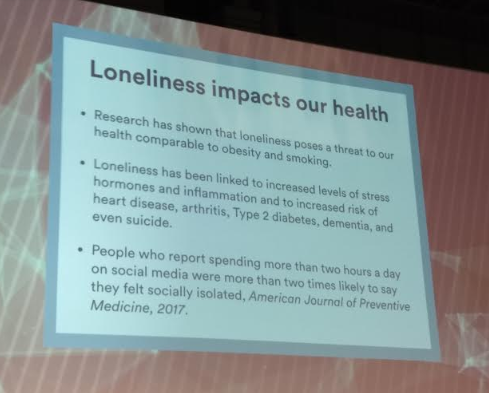 Foto de slide explicando que a solidão cause efeitos negativos em nossa saúde.