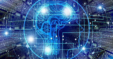 Imagem. Cabeça de um homem com contorno azul e com o desenho do cérebro. A cabeça está rodeada por um círculo azul e atrás um fundo que remete a computação. 
