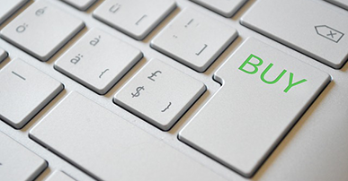 Imagem: teclado de notebook com a palavra "comprar" na tecla de enter.