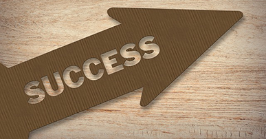 Imagem: papelão em formato e seta com a palavra "success". era digital.