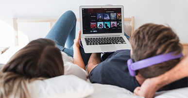 Imagem: casal assistindo filme em plataforma de streaming. DTC