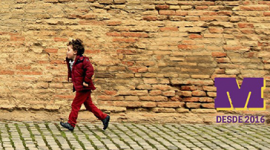 Imagem: criança correndo na frente de parede de tijolos. consultoria.