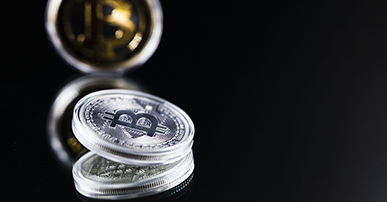 Imagem: fundo preto com moedas blockchain. mercado publicitário.