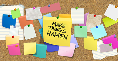Imagem: painel com vários papéis coloridos pregados e o do meio com a frase "make things happen". empreendedores .