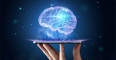 Imagem: mão segurando um celular e um cérebro holográfico saindo dele. Tecnologia.