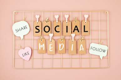 Imagem: painel com letras soltas formando as palavras "social media". redes sociais.