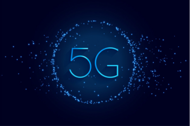 Imagem: fundo azul escuro com luzes as o termo "5G" no centro. redes móveis.