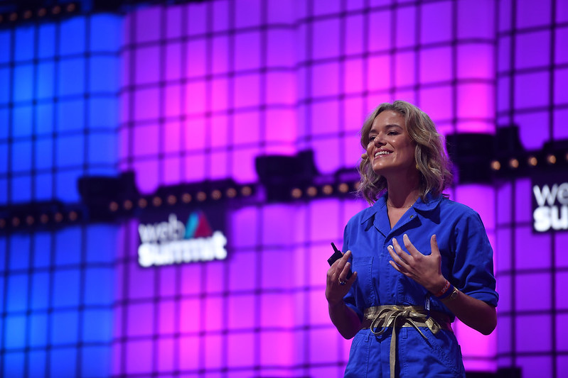 Foto: Katherine Maher no palco do Web Summit 2019.