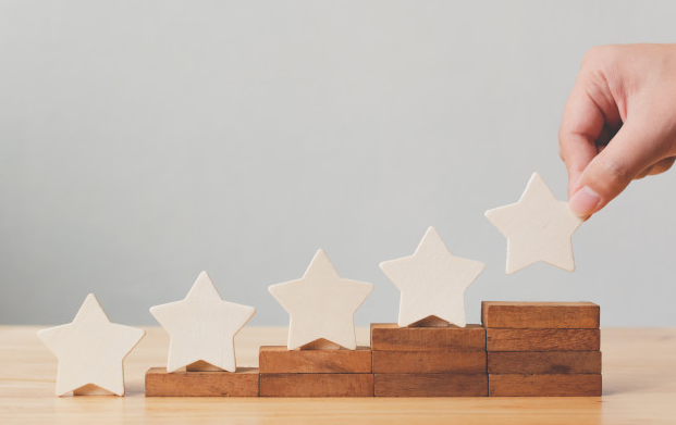 Imagem: blocos de madeira em tamanho crescente com estrelas em cima representando avaliação de cliente.