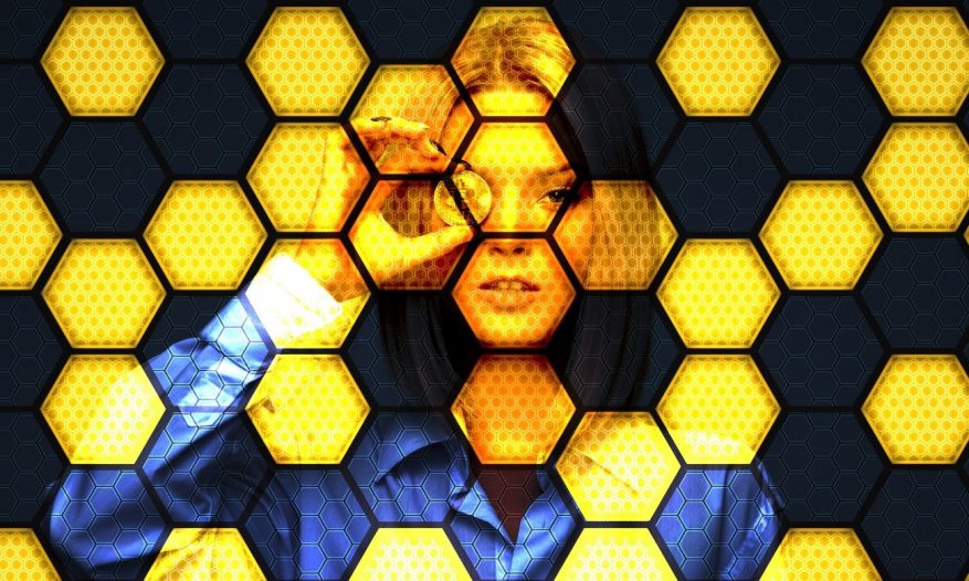 Imagem: filtro geométrico em cima de mulher representando tecnologia