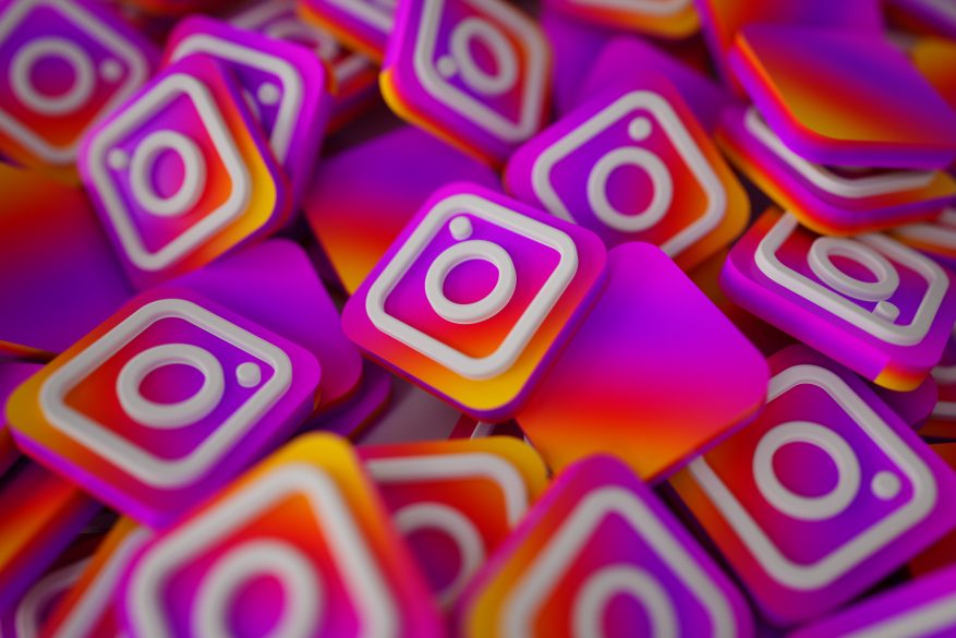 Pilha de logos 3D do Instagram, representando as redes sociais.